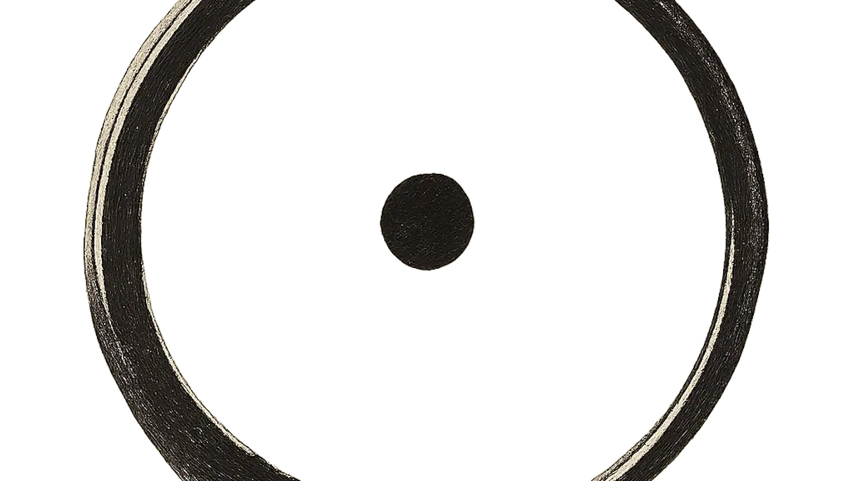 Offener Tuschekreis mit zentriertem Punkt. · Open ink circle with a centered dot.