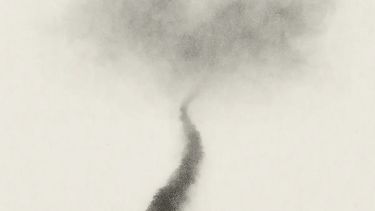 Schmaler Tuschepfad, der in eine nebelartige Wolke aufsteigt. · Narrow ink path rising into a cloud-like mist.